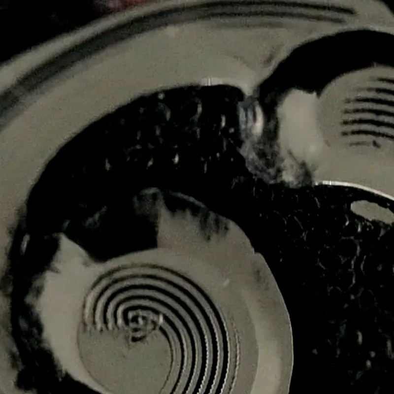 Espiral de metal líquido girando sobre fondo negro