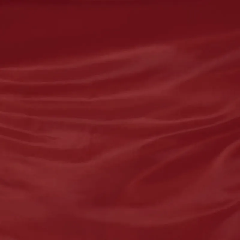 Tela roja en movimiento, el único color caliente de la tienda